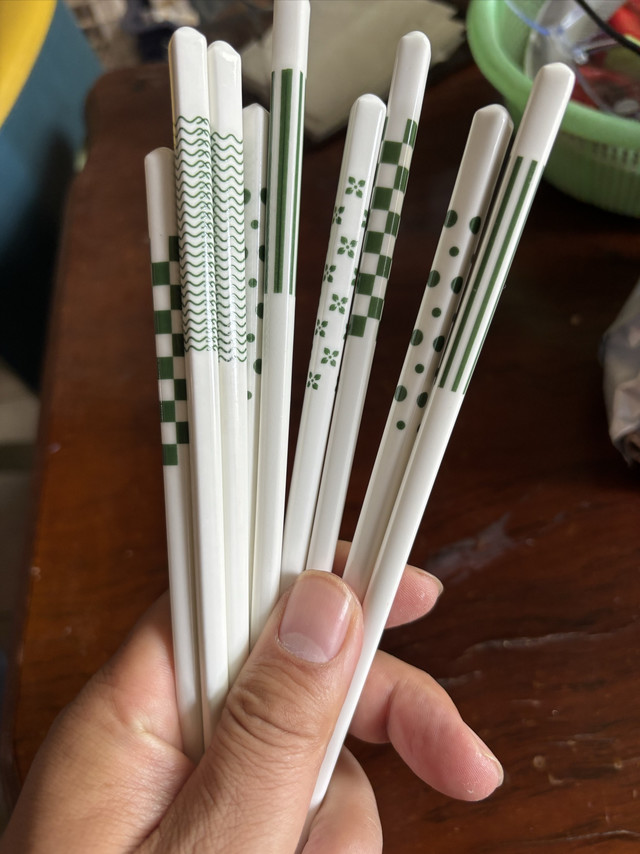 跟风买了一组陶瓷筷子，体验拉胯。亏了……