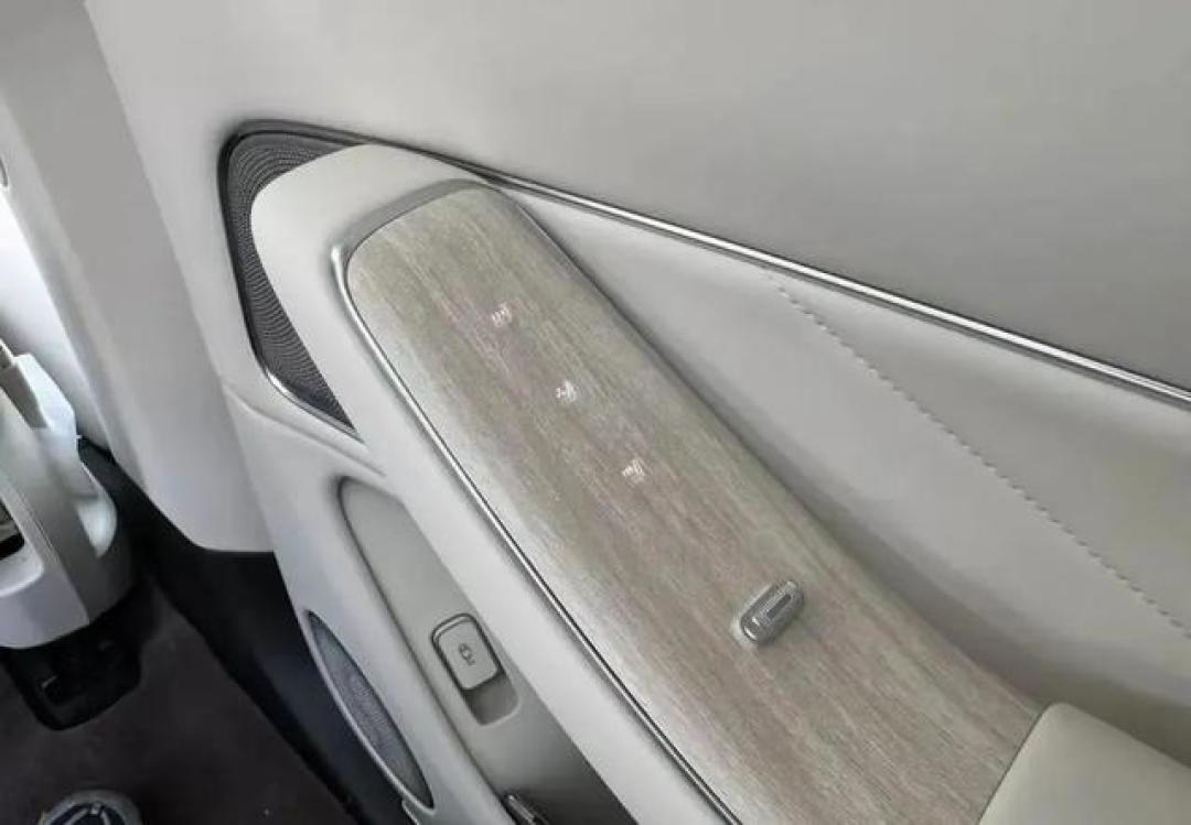 问界M8对比M9：家庭用户选车必看的预算、空间与科技解析