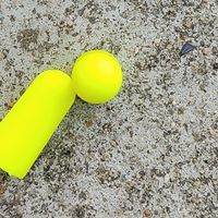 耳塞：隔绝噪音与内心的选择
