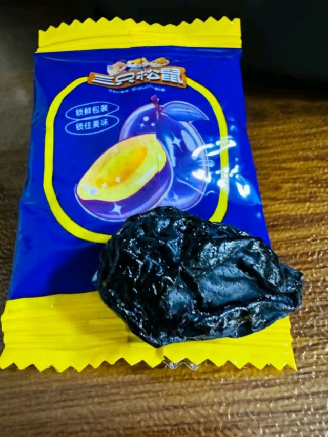 酸甜开胃好搭档:三只松鼠西梅干解锁健康零食新体验！