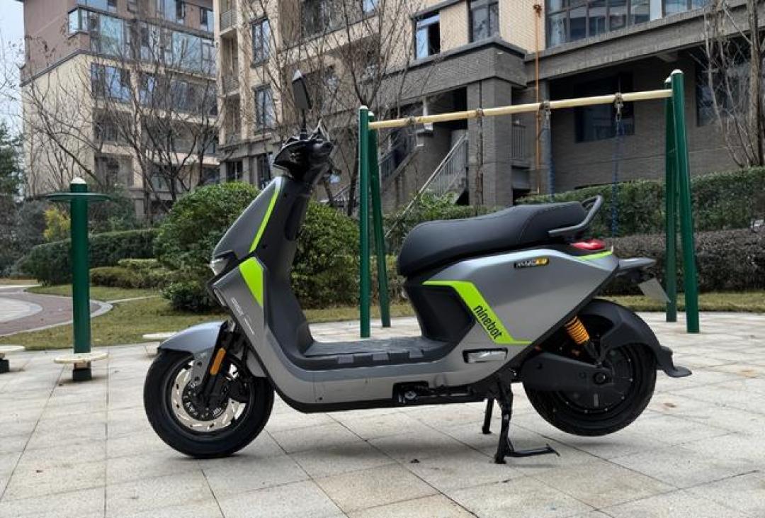 九号A2z90电动车深度评测:轻量化智能设计如何征服城市通勤场景