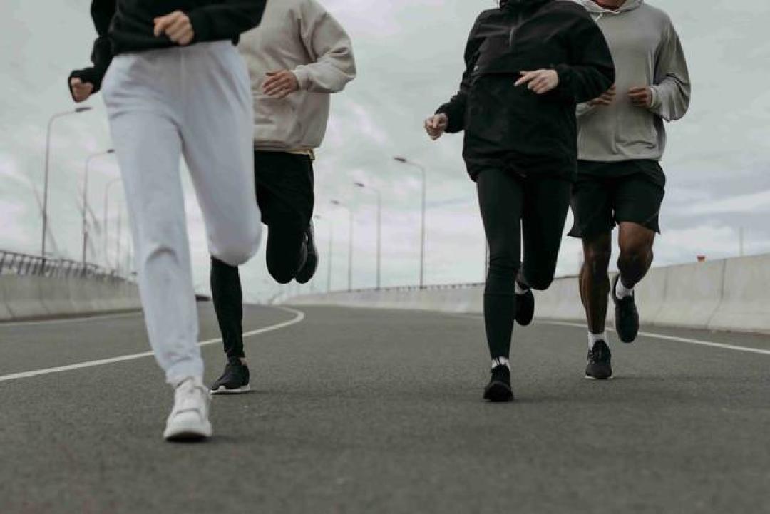 跑鞋选购全攻略：从足型分析到科技趋势，不同跑者这样选不踩雷