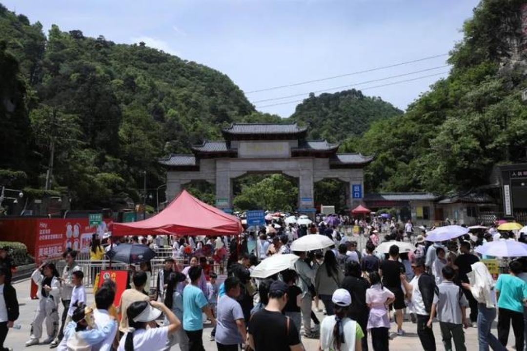 五一黔灵山成爆款:非遗盲盒邂逅泼猴,10万+游客挤爆城市绿洲