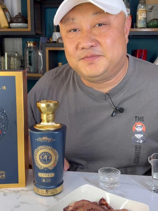 赤水河畔的这款潭酒，酒香舒适性价比高，送人自饮都很推荐#白酒 #以酒会友#冲哥的小酒馆  #好酒推荐 #白酒推荐 #酒知识 #酱香酒 #广告