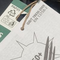 我喜欢在钓鱼的时候穿着迪卡侬的防晒衣，防晒效果好，穿着很舒服