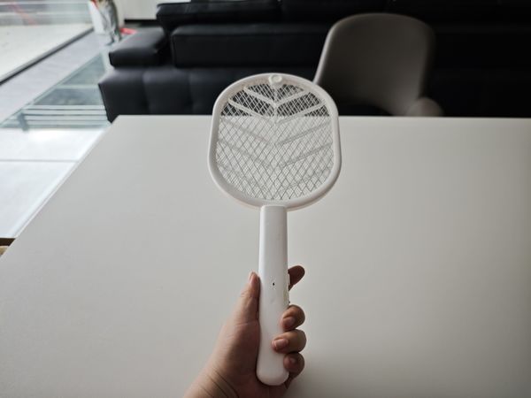 夏天快到了，买了把电蚊拍，消灭蚊蝇！
