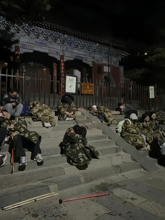 刚从泰山下来，
花了1500大洋，终于明白了5件事：
1、25岁以上的不要去了，爬之前
信心满满觉得自己就是最厉害的那一个，一定能登顶，却忘了自己已经35了
2，冷，冲锋衣一定要买质量好的，不然那个风