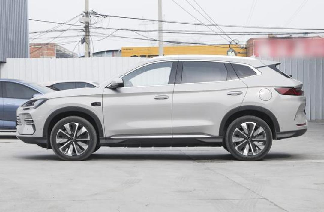 比亚迪宋PLUS新能源实测续航破千+越级空间,凭啥成家庭出行最优解?