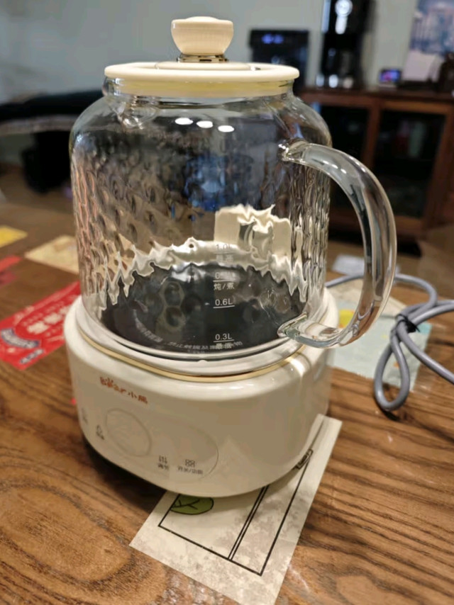 办公桌上的温暖时光：小熊全玻璃养生壶