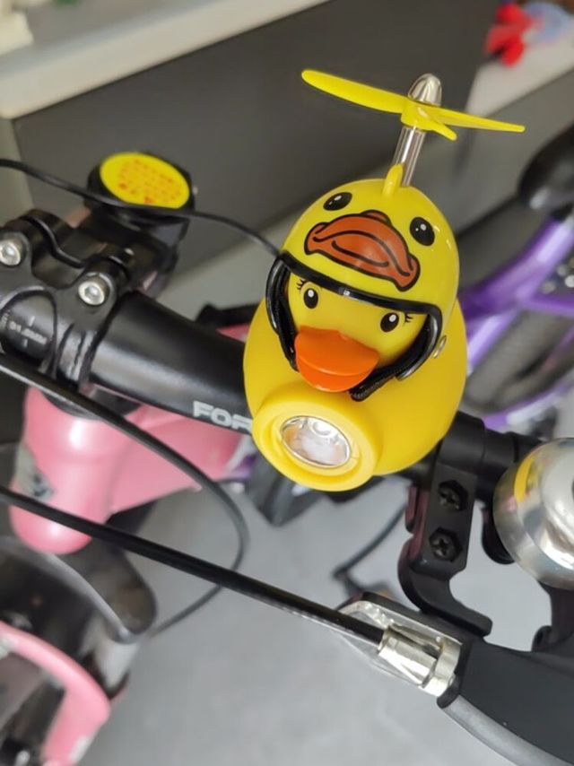 车把上的小黄鸭：骑行中的快乐元素