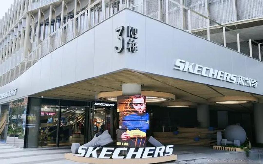 94亿私有化背后:斯凯奇如何重组供应链突围关税风暴重塑平价运动鞋市场?