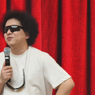 脱口秀演员黑灯做客 Apple 静安，分享无障碍科技背后的故事