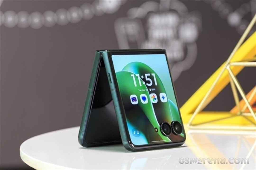 国补价5499元起!联想moto razr 60 Ultra发布:首款骁龙8至尊版小折叠