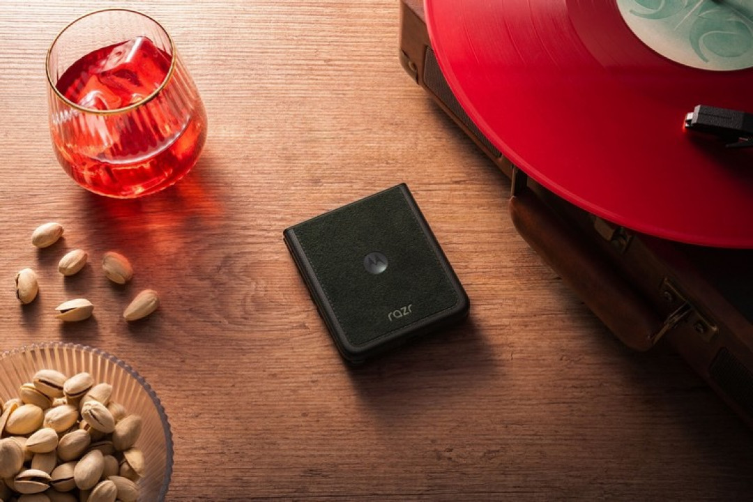 摩托罗拉发布 Razr 60 系列折叠屏手机，外屏增大、升级更耐用、双芯、大电池