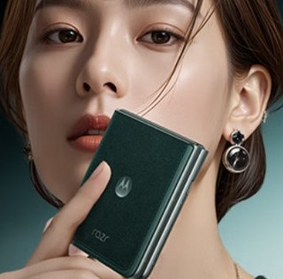 摩托罗拉发布 Razr 60 系列折叠屏手机，外屏增大、升级更耐用、双芯、大电池