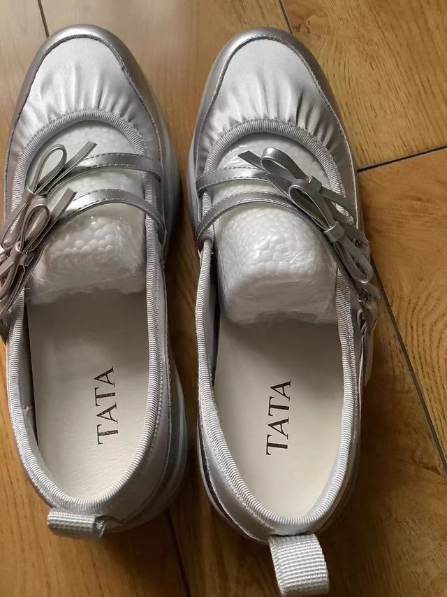【把优雅踩在脚上】Tata他她银色玛丽珍鞋：甜酷女孩的通勤搭子 