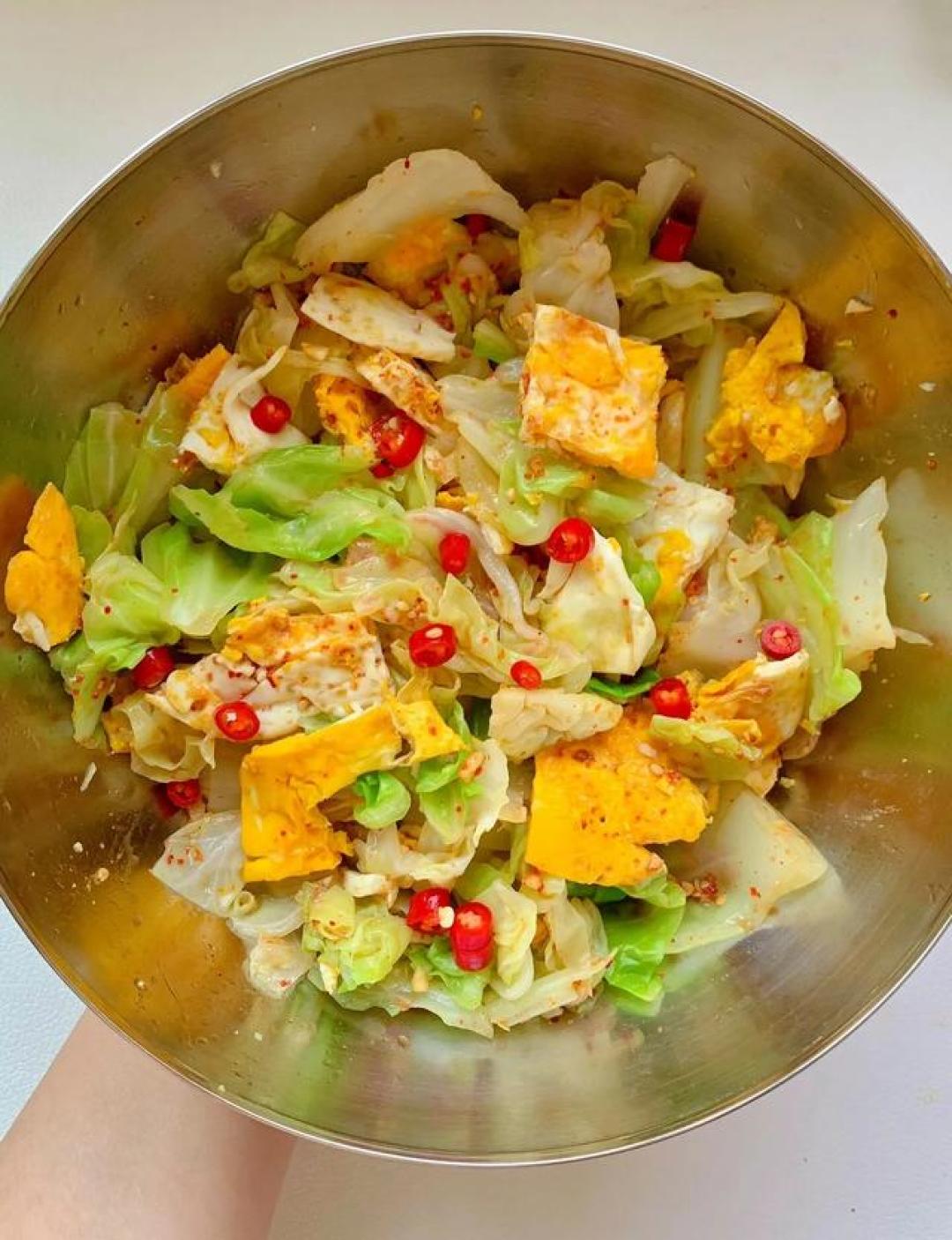 夏日减脂必试!包菜溏心蛋拌菜:低卡高蛋白,10分钟搞定酸辣脆爽