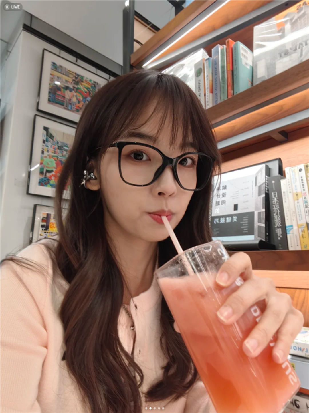 王冰冰手持OPPO Reno14晒自拍:人鱼姬配色 这颜值太梦幻