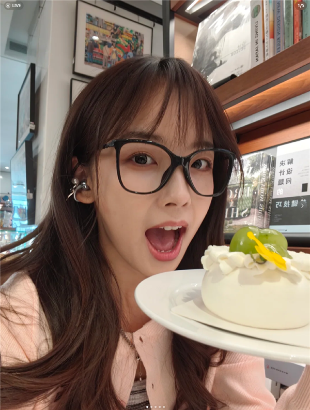 王冰冰手持OPPO Reno14晒自拍:人鱼姬配色 这颜值太梦幻