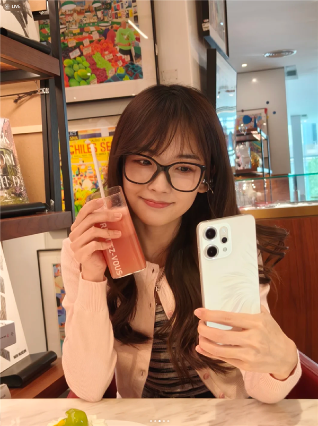 王冰冰手持OPPO Reno14晒自拍:人鱼姬配色 这颜值太梦幻