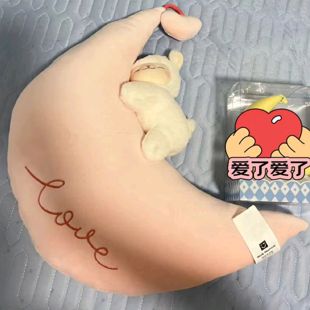 名创优品羊咩咩系列暖白小羊公仔：治愈系月亮守护者