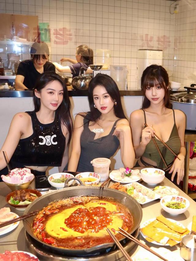 给大家表演一个辣妹吃火锅🔥(不是)