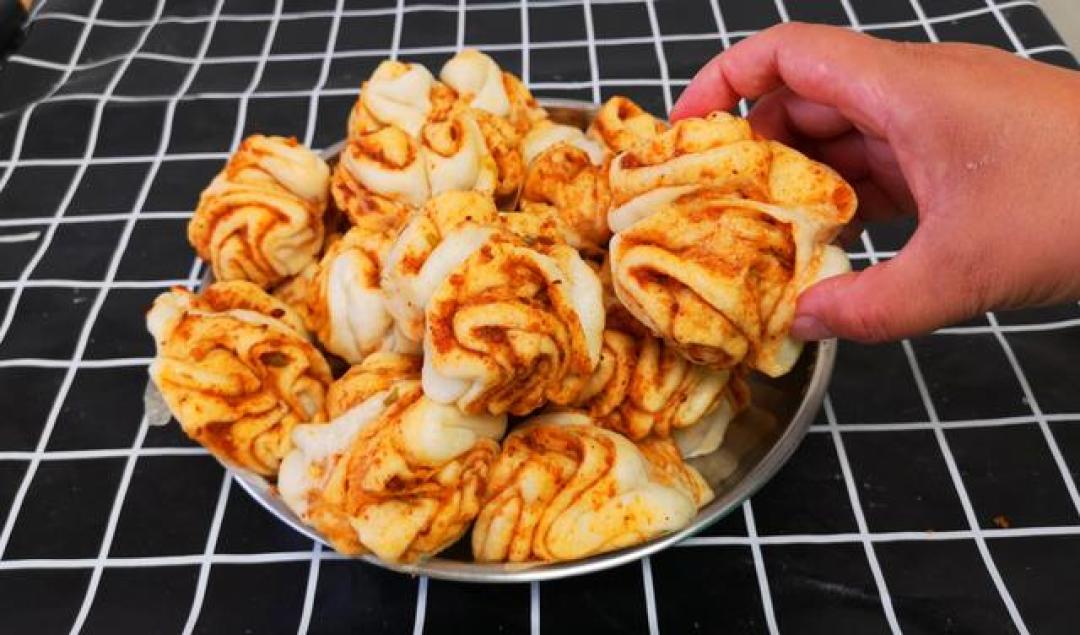 烧烤风味花卷爆红!暄软酥脆一次解锁,夜市灵魂注入家常面点