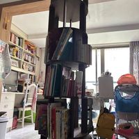 实木书架也能这么酷?看这款移动旋转的设计