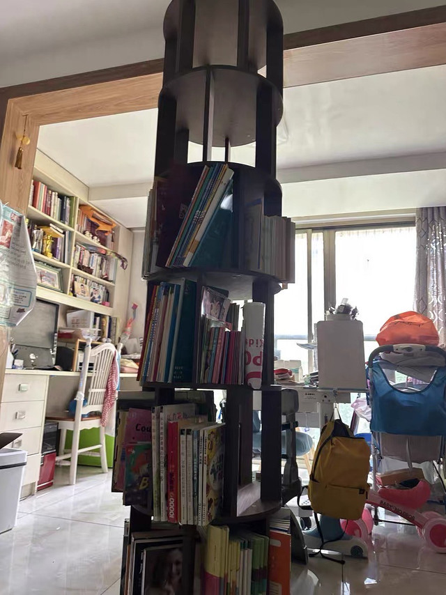实木书架也能这么酷？看这款移动旋转的设计