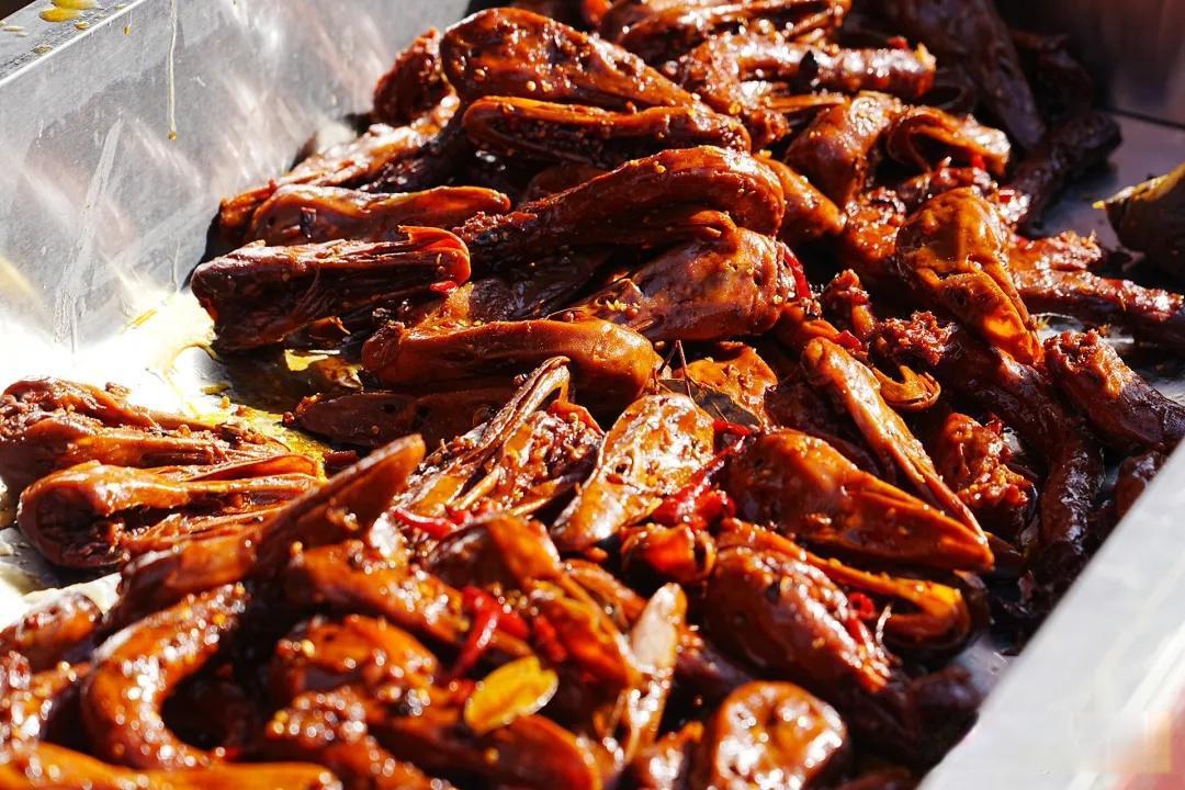 穷游党舌尖逆袭指南：用钢镚撬动饕餮之旅，景区美食这样吃才不肉疼