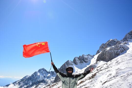 以下是一份玉龙雪山的游玩攻略：
前期准备
- 证件：携带身份证等有效证件，用于购票和检票。
- 衣物：每年11月至次年3月是最佳游玩时间，此时雪景壮观但天气寒冷，要备长款羽绒服、厚毛衣、围巾、手套、墨