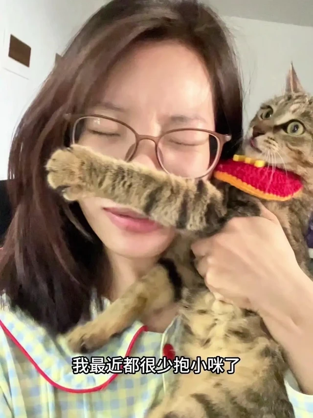 🐾贝昂宠物空气净化器。💥小猫掉毛严重，我已经不敢抱它了，每次一蹭我的脸就会蹭的我脸上都是毛，小猫待过的地方都是疯狂的粘毛，现在浴室除了我的头发，还有小猫的毛发，每次给它梳毛都特别抗拒，只能用科技服务生