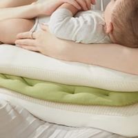 新手妈妈救星！夹心哺乳枕让我实现躺喂自由