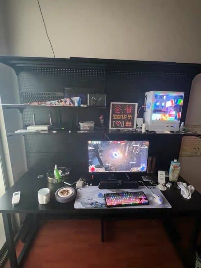 电脑桌洞洞板，空间大变身的秘密