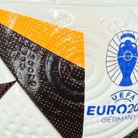 阿迪达斯2024 欧洲杯同款足球 IQ3682：绿茵场上的明星之选