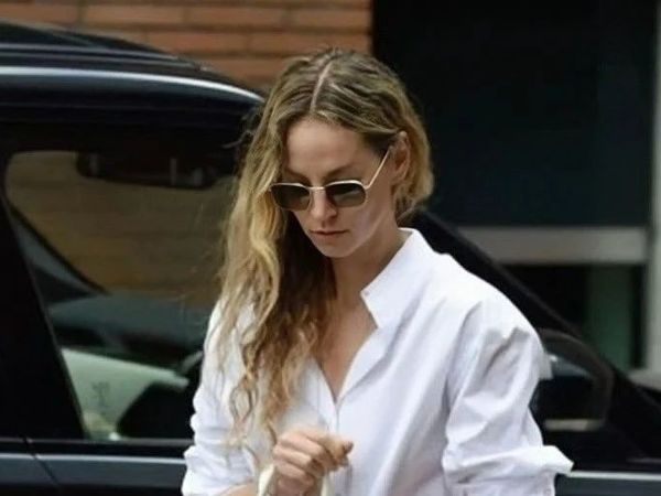 白衬衫+半裙，才是春夏最不费力的时髦穿搭