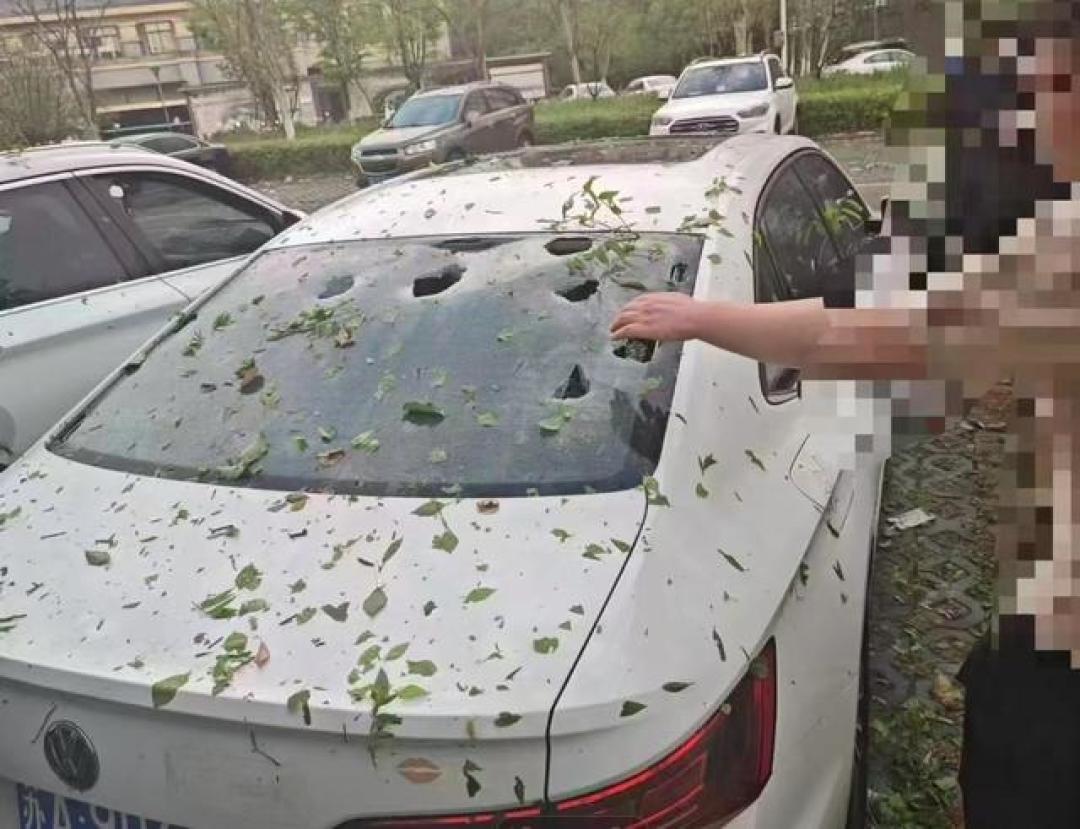 西安冰雹突袭露天车变“麻子脸”:保险理赔火线启动,二手车残值骤降