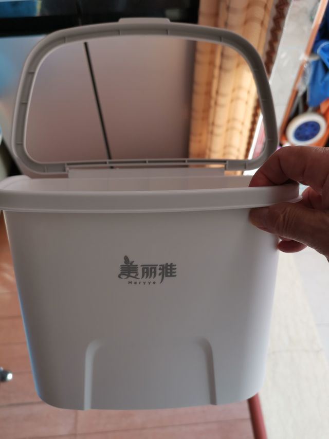 奉小草大人旨意评价：美丽雅 壁挂垃圾桶 壁挂式 白色 4L
