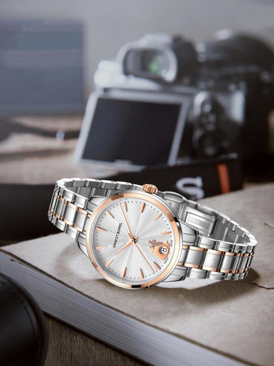 「依波路真挚系列——时光中永恒的双人舞」
当瑞士制表美学邂逅东方浪漫意象
表盘以山茶花油压底纹为笺
书写机械时计的情书
纤长大三针掠过时分
立体字钉镌刻爱的刻度
藏匿于6时位的日历窗
悄然定格「520