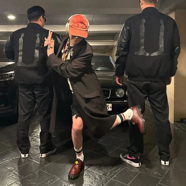「权志龙」上脚Palace马丁靴，同款直接起飞...