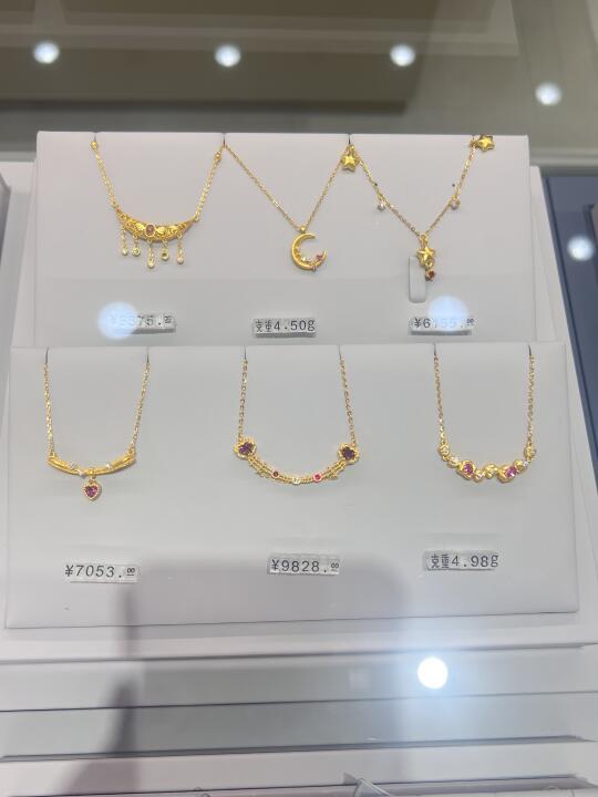 曼卡龙的黄金项链也太懂夏天穿搭了吧‼️