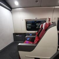 玻璃门内外：第一次坐商务座的温度与体面