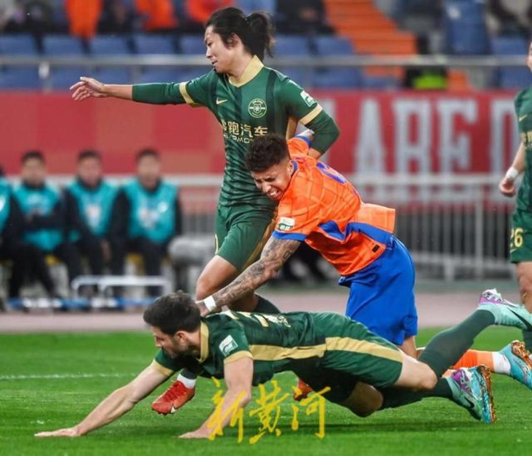 泰山主场4-2逆转浙江终结四轮不胜，瓦科戴帽新星王钰栋双响创纪录