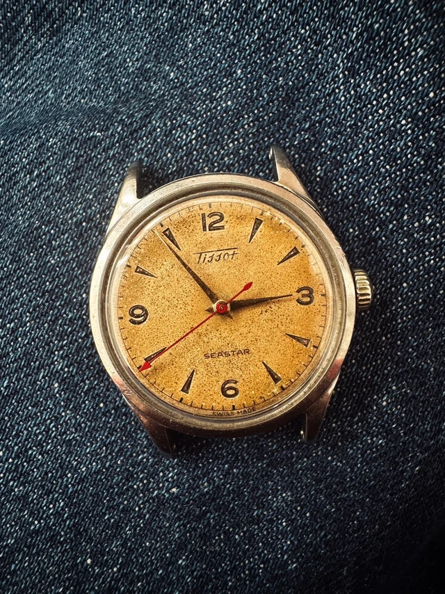 中古复古/軍錶收藏。今天翻出了这块老宝贝——TISSOT天梭海星系列軍表。天梭，作为瑞士著名制表品牌，历史超 160 多年。1853 年在力洛克创立，一直秉持创新精神，率先采用非传统材料制表，像塑料、