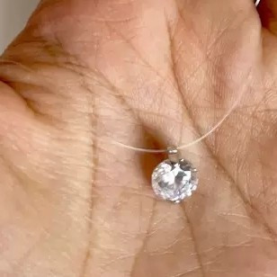 AGATHA 瑙嘉莎人鱼之泪项链：锁骨间的璀璨精灵