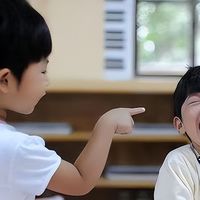 当孩子被欺负时，聪明的父母不硬刚也不隐忍，3招化解冲突