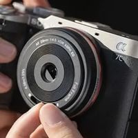 唯卓仕 AF 28mm F4.5 Z 镜头发布：16.8mm 厚度、拨杆镜头盖
