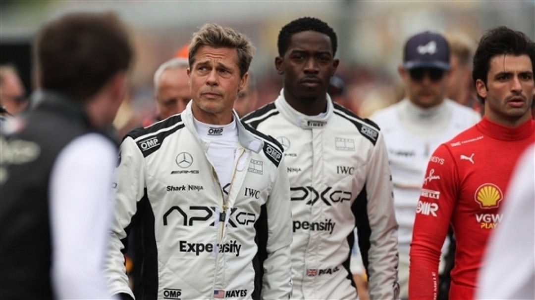 苹果打造!《F1:赛道风云》新预告/海报发布:皮特主演、汉密尔顿出演