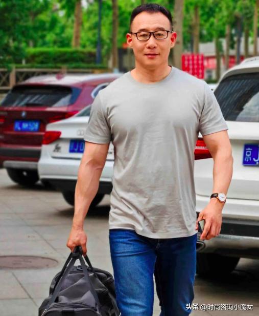 建议中年男人：打死都不要买的5款T恤，因为穿上既老土又白花钱