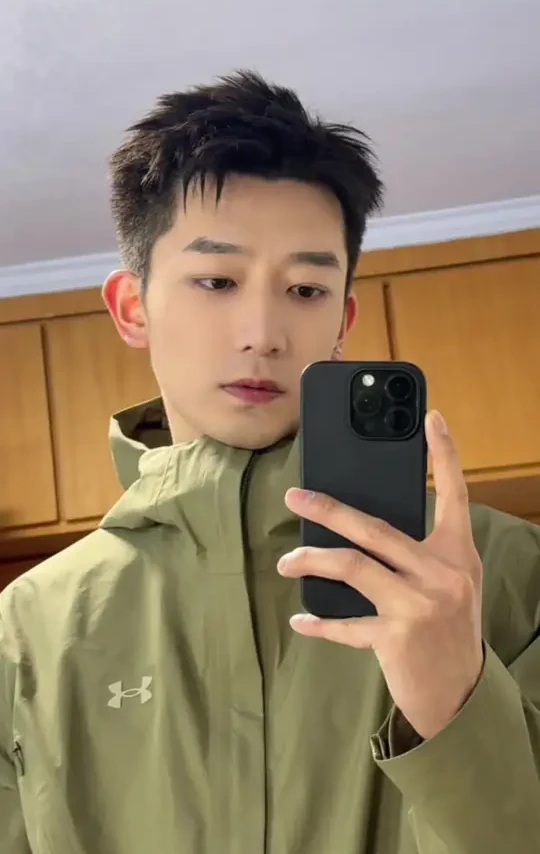 男生如何变帅？快速出门打理全过程，别错过！ #男生发型 #男生如何变帅 #男生稍微打扮一下就不一样了 #化妆 #前刺